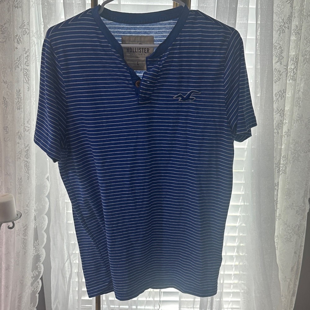 Hollister Men's Blue Striped Short Sleeve Tee